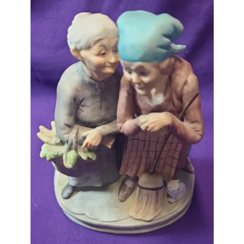 LEFTON CHINA 4724 PORCELAIN TWO OLD WOMAN WITH CAT DOING CHORES FIGURINE JAPAN